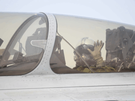 राष्ट्रपति के साथ इस तस्वीर में स्क्वाड्रन लीडर शिवांगी सिंह मुस्कुराती हुई दिख रही हैं। माना जा रहा है कि शिवांगी सिंह ने राष्ट्रपति मुर्मू का राफेल उड़ाया था।