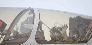 राष्ट्रपति के साथ इस तस्वीर में स्क्वाड्रन लीडर शिवांगी सिंह मुस्कुराती हुई दिख रही हैं। माना जा रहा है कि शिवांगी सिंह ने राष्ट्रपति मुर्मू का राफेल उड़ाया था।