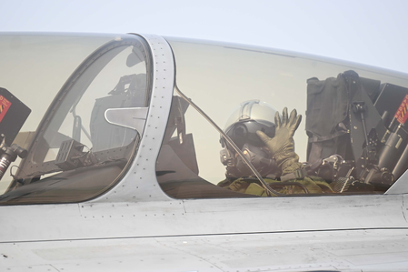 राष्ट्रपति के साथ इस तस्वीर में स्क्वाड्रन लीडर शिवांगी सिंह मुस्कुराती हुई दिख रही हैं। माना जा रहा है कि शिवांगी सिंह ने राष्ट्रपति मुर्मू का राफेल उड़ाया था। राष्ट्रपति के साथ इस तस्वीर में स्क्वाड्रन लीडर शिवांगी सिंह मुस्कुराती हुई दिख रही हैं। माना जा रहा है कि शिवांगी सिंह ने राष्ट्रपति मुर्मू का राफेल उड़ाया था।