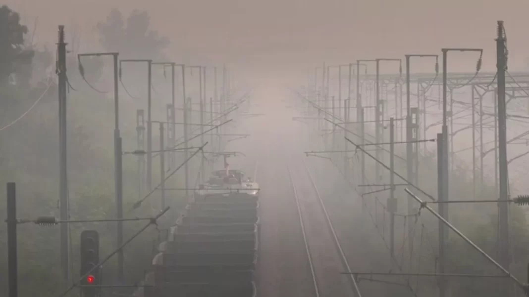 दिवाली के बाद से प्रदूषण लगातार खतरनाक स्तर पर बना हुआ है। दिवाली के बाद से प्रदूषण लगातार खतरनाक स्तर पर बना हुआ है।