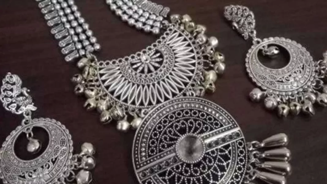 आपकी तो बस चांदी ही चांदी है, आने वाले दिनों में यह कहावत और पॉपुलर हो सकती है, वजह है पूरी दुनिया में चांदी की डिमांड का बढ़ना। सोने से ज्यादा चांदी अब इंडस्ट्री की जरूरत बन चुकी है। आपकी तो बस चांदी ही चांदी है, आने वाले दिनों में यह कहावत और पॉपुलर हो सकती है, वजह है पूरी दुनिया में चांदी की डिमांड का बढ़ना। सोने से ज्यादा चांदी अब इंडस्ट्री की जरूरत बन चुकी है।