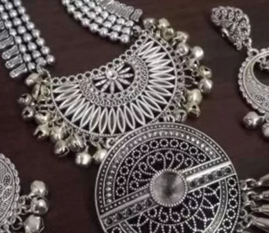 आपकी तो बस चांदी ही चांदी है, आने वाले दिनों में यह कहावत और पॉपुलर हो सकती है, वजह है पूरी दुनिया में चांदी की डिमांड का बढ़ना। सोने से ज्यादा चांदी अब इंडस्ट्री की जरूरत बन चुकी है।