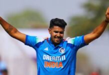 पहले टी20 के लिए भारतीय टीम का ऐलान, सबसे ज्यादा विकेट लेने वाला गेंदबाज बाहर, हर्षित राणा अंदर ऑस्ट्रेलिया के कप्तान मिशेल मार्श ने भारत के खिलाफ बुधवार को यहां पहले टी20 अंतरराष्ट्रीय क्रिकेट मैच में टॉस जीतकर पहले गेंदबाजी करने का फैसला किया।