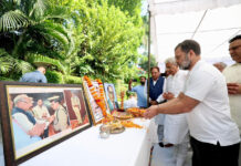 कांग्रेस नेता राहुल गांधी ने मंगलवार को एडीजीपी वाई पूरण कुमार के परिवार से मुलाकात की और सांत्वना जताई। इसके बाद उन्होंने हरियाणा सरकार से मांग की कि आरोपियों को गिरफ्तार कर परिवार को न्याय दिलाया जाए।