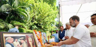 कांग्रेस नेता राहुल गांधी ने मंगलवार को एडीजीपी वाई पूरण कुमार के परिवार से मुलाकात की और सांत्वना जताई। इसके बाद उन्होंने हरियाणा सरकार से मांग की कि आरोपियों को गिरफ्तार कर परिवार को न्याय दिलाया जाए।