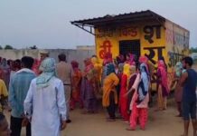 हिसार में महिलाओं का शराब ठेके के खिलाफ धरना, कहा- ठेका हटे बिना नहीं उठेंगे! गांव डोभी में कन्या गुरुकुल है, जिसके कारण वहां वर्षों से शराब बिक्री पर प्रतिबंध है। पहले ठेका डोभी के नजदीक खोले जाने की योजना थी