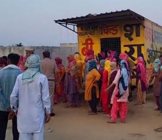 हिसार में महिलाओं का शराब ठेके के खिलाफ धरना, कहा- ठेका हटे बिना नहीं उठेंगे! गांव डोभी में कन्या गुरुकुल है, जिसके कारण वहां वर्षों से शराब बिक्री पर प्रतिबंध है। पहले ठेका डोभी के नजदीक खोले जाने की योजना थी