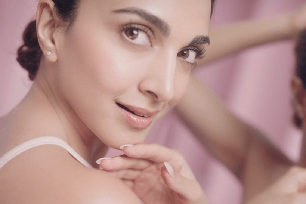 सोशल मीडिया पर इस समय एक मॉडल की फोटोज तेजी से वायरल हो रही हैं, जो सिद्धार्थ मल्होत्रा के साथ बीते साल रैंप पर फ्लर्ट करती नजर आई थी। सोशल मीडिया पर इस समय एक मॉडल की फोटोज तेजी से वायरल हो रही हैं, जो सिद्धार्थ मल्होत्रा के साथ बीते साल रैंप पर फ्लर्ट करती नजर आई थी।