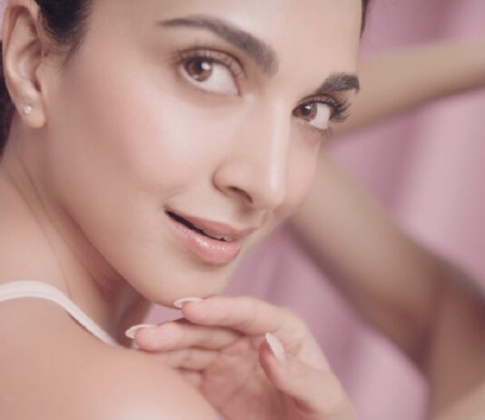 सोशल मीडिया पर इस समय एक मॉडल की फोटोज तेजी से वायरल हो रही हैं, जो सिद्धार्थ मल्होत्रा के साथ बीते साल रैंप पर फ्लर्ट करती नजर आई थी।