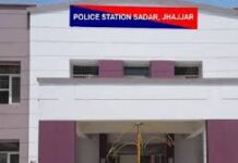 झज्जर में पिता व भाई की हत्या: आरोपी बेटे ने शव जलाकर खेत में दफनाए, हादसे में मौत की झूठी अफवाह फैलाई! झज्जर में पिता और पुत्र की हत्या की खबर से हड़कंप मच गया है।