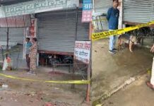 श्रद्धालुओं में भड़का आक्रोश,रायगढ़ में श्रीराम मंदिर में तोड़फोड़ कर मूर्तियां नाली में फेंकीं! शुक्रवार सुबह जब ग्रामीण जन नेगीपारा स्थित श्रीराम मंदिर में पूजा पाठ करने गए तो उन्होंने देखा कि मंदिर से प्रतिमाएं गायब हैं।