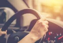 बन जाएंगे परफेक्ट ड्राइवर,कार चलाना सीख रहे हैं तो इन जरूरी टिप्स पर दें ध्यान! स्टीयरिंग व्हील को सही तरीके से पकड़ना शुरू करें। स्टीयरिंग व्हील को घड़ी का डायल समझें और अपने दोनो हाथों को 9 बजे और 3 बजे की पोजीशन पर रखें।