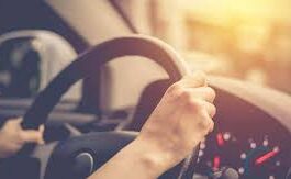 स्टीयरिंग व्हील को सही तरीके से पकड़ना शुरू करें। स्टीयरिंग व्हील को घड़ी का डायल समझें और अपने दोनो हाथों को 9 बजे और 3 बजे की पोजीशन पर रखें।