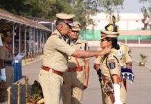 दिल्ली, हरियाणा और जम्मू लिंक, पीएम मोदी को दिया गार्ड ऑफ ऑनर, जानिए गुजरात की महिला IPS सिमरन भारद्वाज कौन! प्रधानमंत्री नरेंद्र मोदी ने शुक्रवार को गुजरात के नंदी स्थित स्टैच्यू ऑफ यूनिटी पर सरदार वल्लभभाई पटेल की 150वीं जयंती पर उन्हें पुष्पांजलि अर्पित की।