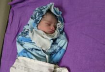 इंसानियत हुई शर्मसार: सोनीपत में झाड़ियों में गूंजती मिली मासूम की किलकारी, बच्ची को SNCU में किया गया है भर्ती राई थाना पुलिस को सूचना मिली कि रूढ़े बाबा की मढ़ी के पास नवजात बच्ची पड़ी है। जिस पर पुलिस मौके पर पहुंची और जांच की। आसपास पता करने पर बच्ची के बारे में कोई जानकारी नहीं मिल सकी।