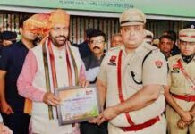 रोहतक साइबर सेल के एएसआई संदीप लाठर ने मंगलवार को अपने मामा के खेत में बने कमरे में जाकर गोली मारकर आत्महत्या कर ली। मरने से पहले छह मिनट 28 सेकिंड की वीडियो वायरल की और चार पेज का सुसाइड नोट छोड़ा है।