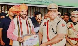 रोहतक साइबर सेल के एएसआई संदीप लाठर ने मंगलवार को अपने मामा के खेत में बने कमरे में जाकर गोली मारकर आत्महत्या कर ली। मरने से पहले छह मिनट 28 सेकिंड की वीडियो वायरल की और चार पेज का सुसाइड नोट छोड़ा है।