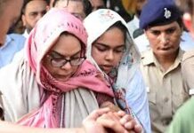 दोस्तों के साथ चाय पी रहे थे, तभी एक कॉल आई… सुसाइड से पहले ASI संदीप लाठर को किसने किया था फोन? पुलिस ने एएसआई संदीप कुमार के नोट के आधार पर आत्महत्या के लिए उकसाने का मामला दर्ज किया है। वहीं, पूरन कुमार के निजी सुरक्षा अधिकारी (पीएसओ) सुशील कुमार से भी चंडीगढ़ पुलिस की एसआईटी ने पूछताछ की है।