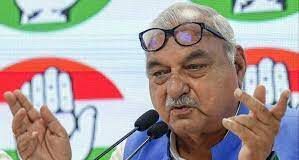 एजेएल प्लॉट आवंटन मामले में एक दिसंबर 2018 को सीबीआई ने हुड्डा, वरिष्ठ कांग्रेस नेता मोतीलाल वोरा (जिनका अब निधन हो चुका है) और एजेएल के खिलाफ चार्जशीट दाखिल की थी।