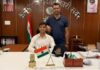 ​IAS Success Story: गाजियाबाद के रहने वाले IAS मनुज जिंदल को महाराष्ट्र के रत्नागिरी का जिला अधिकारी (District Collector) पद सौंपा गया है। उनकी कहानी युवाओं को सिखाती है कि हार नहीं मानने वालों की जीत जरूर होती है। क्योंकि एक वक्त था जब उन्हें एनडीए से निकाल दिया था।