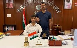 ​IAS Success Story: गाजियाबाद के रहने वाले IAS मनुज जिंदल को महाराष्ट्र के रत्नागिरी का जिला अधिकारी (District Collector) पद सौंपा गया है। उनकी कहानी युवाओं को सिखाती है कि हार नहीं मानने वालों की जीत जरूर होती है। क्योंकि एक वक्त था जब उन्हें एनडीए से निकाल दिया था।