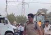 सब्जी वालों पर बुलडोजर चलवाना पड़ा भारी… ACP दिनेश से वापस लिया गया ट्रैफिक इंचार्ज का चार्ज, जानें कौन Haryana Police: बहादुरगढ़ में जाम की स्थिति उत्पन्न ना हो इसलिए एसीपी दिनेश कुमार अतिक्रमण हटाने पहुंचे थे। इस दौरान उन्होंने सड़क किनारे बैठे सब्जी वालों पर बुलडोजर चलवा दिया।