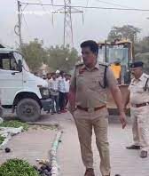 Haryana Police: बहादुरगढ़ में जाम की स्थिति उत्पन्न ना हो इसलिए एसीपी दिनेश कुमार अतिक्रमण हटाने पहुंचे थे। इस दौरान उन्होंने सड़क किनारे बैठे सब्जी वालों पर बुलडोजर चलवा दिया।