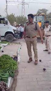Haryana Police: बहादुरगढ़ में जाम की स्थिति उत्पन्न ना हो इसलिए एसीपी दिनेश कुमार अतिक्रमण हटाने पहुंचे थे। इस दौरान उन्होंने सड़क किनारे बैठे सब्जी वालों पर बुलडोजर चलवा दिया। Haryana Police: बहादुरगढ़ में जाम की स्थिति उत्पन्न ना हो इसलिए एसीपी दिनेश कुमार अतिक्रमण हटाने पहुंचे थे। इस दौरान उन्होंने सड़क किनारे बैठे सब्जी वालों पर बुलडोजर चलवा दिया।