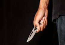 प्रेमी संग लिव इन में रह रही महिला की चाकू से गोदकर हत्या का मामला सामने आया है। पुलिस ने आरोपी प्रेमी को हिरासत में ले लिया है। मृतका दो बच्चों की मां थी और पति से अलग रहती थी।