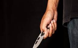 प्रेमी संग लिव इन में रह रही महिला की चाकू से गोदकर हत्या का मामला सामने आया है। पुलिस ने आरोपी प्रेमी को हिरासत में ले लिया है। मृतका दो बच्चों की मां थी और पति से अलग रहती थी।
