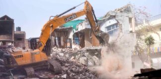 सोनीपत में 17 दुकानों पर चला बुलडोजर: जिला राजस्व अधिकारी व तहसीलदार रहे मौजूद,कस्टोडियन की जमीन पर बनी थी यह मामला कई साल तक लंबित रहा। 19 जुलाई 2023 को हाईकोर्ट के न्यायाधीश अनिल क्षेत्रपाल ने स्टे निरस्त किया था।