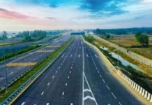 दिल्ली अब दूर नहीं! दिल्ली-मुंबई एक्सप्रेसवे पर सफर करने में लगेंगे सिर्फ 12 घंटे, इस अहम हिस्से पर काम आखिरी स्टेज में केंद्रीय सड़क परिवहन और राजमार्ग मंत्री नितिन गडकरी हाल ही में दिल्ली-मुंबई एक्सप्रेसवे के काम को लेकर अहम जानकारी दी है।