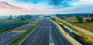 दिल्ली अब दूर नहीं! दिल्ली-मुंबई एक्सप्रेसवे पर सफर करने में लगेंगे सिर्फ 12 घंटे, इस अहम हिस्से पर काम आखिरी स्टेज में केंद्रीय सड़क परिवहन और राजमार्ग मंत्री नितिन गडकरी हाल ही में दिल्ली-मुंबई एक्सप्रेसवे के काम को लेकर अहम जानकारी दी है।