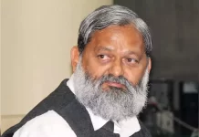 Ambala: मनचलों की पुलिस ने की छित्तर परेड, गंजा कर बाजार में घुमाया, मंत्री विज की फटकार के बाद हुई कार्रवाई पुलिस ने छेड़छाड़ और मारपीट मामले में मनचलों को बाजार में गंजा कर घुमाया।