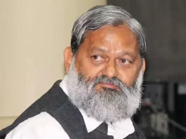 Ambala: मनचलों की पुलिस ने की छित्तर परेड, गंजा कर बाजार में घुमाया, मंत्री विज की फटकार के बाद हुई कार्रवाई पुलिस ने छेड़छाड़ और मारपीट मामले में मनचलों को बाजार में गंजा कर घुमाया।