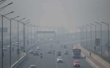 Delhi Pollution:दम घोंट रही दिल्ली की हवा, छाई जहरीली धुंध… बवाना में 403 AQI, इन इलाकों की भी हालत खराब केंद्रीय प्रदूषण नियंत्रण बोर्ड (सीपीसीबी) के आंकड़ों के मुताबिक, दिल्ली के कई इलाकों में वायु गुणवत्ता सूचकांक (एक्यूआई) 'बहुत खराब' श्रेणी दर्ज हुआ है।