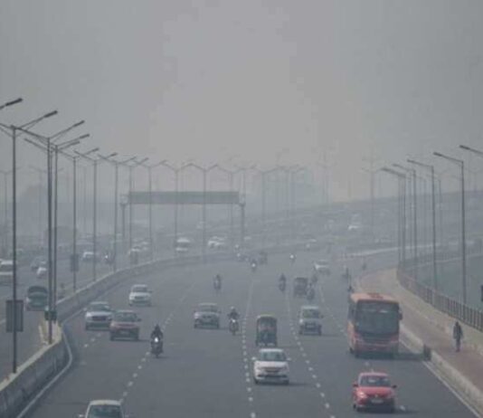 केंद्रीय प्रदूषण नियंत्रण बोर्ड (सीपीसीबी) के आंकड़ों के मुताबिक, दिल्ली के कई इलाकों में वायु गुणवत्ता सूचकांक (एक्यूआई) 'बहुत खराब' श्रेणी दर्ज हुआ है।