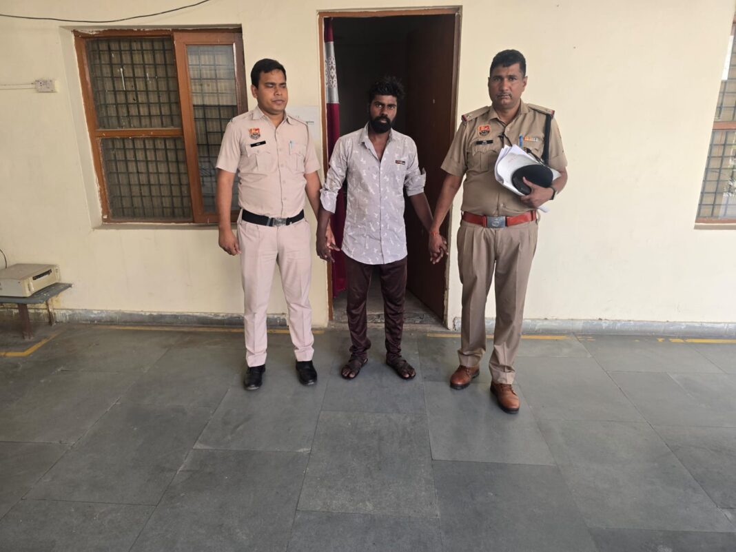 गुरुग्राम के उद्योग विहार एरिया में लिवइन पार्टनर की हत्या के बाद एक युवक फरार हो गया। पता चला कि मर्डर करीब सात दिन पहले किया गया। गुरुग्राम के उद्योग विहार एरिया में लिवइन पार्टनर की हत्या के बाद एक युवक फरार हो गया। पता चला कि मर्डर करीब सात दिन पहले किया गया।