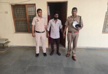 बेड के नीचे लाश छिपाकर फरार हुआ लिव इन पार्टनर,गुड़गांव में डेढ़ साल के प्यार का खौफनाक अंत गुरुग्राम के उद्योग विहार एरिया में लिवइन पार्टनर की हत्या के बाद एक युवक फरार हो गया। पता चला कि मर्डर करीब सात दिन पहले किया गया।