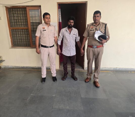 गुरुग्राम के उद्योग विहार एरिया में लिवइन पार्टनर की हत्या के बाद एक युवक फरार हो गया। पता चला कि मर्डर करीब सात दिन पहले किया गया।