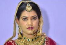 Rohtak: नवविवाहिता की संदिग्ध परिस्थिति में मौत, परिजनों ने ससुराल पक्ष पर दहेज हत्या का लगाया आरोप अशरफ अली ने बताया कि टिकट के लिए बहू के आधार कार्ड की आवश्यकता थी। जब वे आधार कार्ड लेने के लिए कमरे में पहुंचे तो दरवाजा अंदर से बंद मिला।