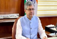 Haryana: रेल मंत्री अश्विनी वैष्णव ने दिल्ली-चंडीगढ़ रेल खंड का किया निरीक्षण, कर्मचारियों से की चर्चा रेल मंत्री अश्विनी वैष्णव ने दिल्ली से चंडीगढ़ तक रेल खंड का निरीक्षण किया। यह निरीक्षण विंडो ट्रेलिंग के माध्यम से किया गया।