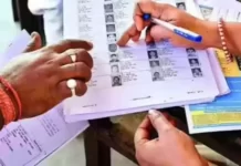 वोटर लिस्ट में गड़बड़ियों की पड़ताल: मुलाना के ढकौला में 100 से अधिक वोटरों का फोटो चरणजीत का, गुरसल का नहीं मुलाना के ढकौला में 100 से अधिक वोटरों का फोटो चरणजीत कौर का है। गुरसल का नहीं है। वोटर लिस्ट में फोटो ठीक करने के लिए कई बार चरणजीत का परिवार व सरपंच प्रयास कर चुके हैं।