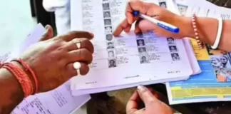 मुलाना के ढकौला में 100 से अधिक वोटरों का फोटो चरणजीत कौर का है। गुरसल का नहीं है। वोटर लिस्ट में फोटो ठीक करने के लिए कई बार चरणजीत का परिवार व सरपंच प्रयास कर चुके हैं।