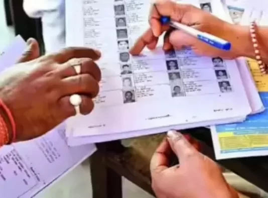 मुलाना के ढकौला में 100 से अधिक वोटरों का फोटो चरणजीत कौर का है। गुरसल का नहीं है। वोटर लिस्ट में फोटो ठीक करने के लिए कई बार चरणजीत का परिवार व सरपंच प्रयास कर चुके हैं।