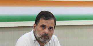 राहुल गांधी के आरोप पर हुई पड़ताल में नया खुलासा: दादरी के जिस मतदाता की सूची दिखाई दादरी नगर परिषद के वाइस चेयरमैन और वार्ड 4 के पार्षद संदीप फोगाट ने बताया कि नरेंद्र व उसका परिवार पिछले करीब 30 वर्ष से दादरी में रह रहा है।