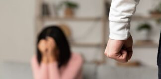 परिवार की इज्जत और शादी बचाने के लिए महिलाएं पति की मार खाकर भी पति से रिश्ता निभाती हैं। लेकिन पत्नी को पीटना कितना सही है?