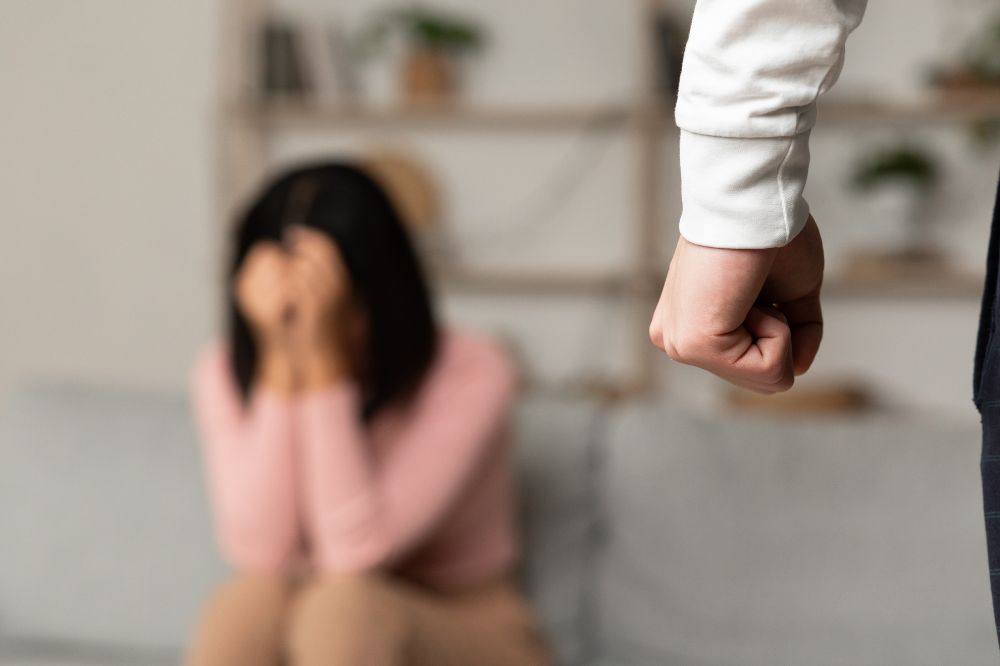 परिवार की इज्जत और शादी बचाने के लिए महिलाएं पति की मार खाकर भी पति से रिश्ता निभाती हैं। लेकिन पत्नी को पीटना कितना सही है? परिवार की इज्जत और शादी बचाने के लिए महिलाएं पति की मार खाकर भी पति से रिश्ता निभाती हैं। लेकिन पत्नी को पीटना कितना सही है?