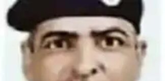 हिसार में गुंडों ने सब इंस्पेक्टर को घर के बाहर मार डाला, हरियाणा में राेंगटे खड़े कर देनी वाली घटना हरियाणा के हिसार जिले में एक खौफनाक घटना सामने आई है। कुछ गुंडों की भीड़ ने एक पुलिस अधिकारी की पीट-पीटकर हत्या कर दी।