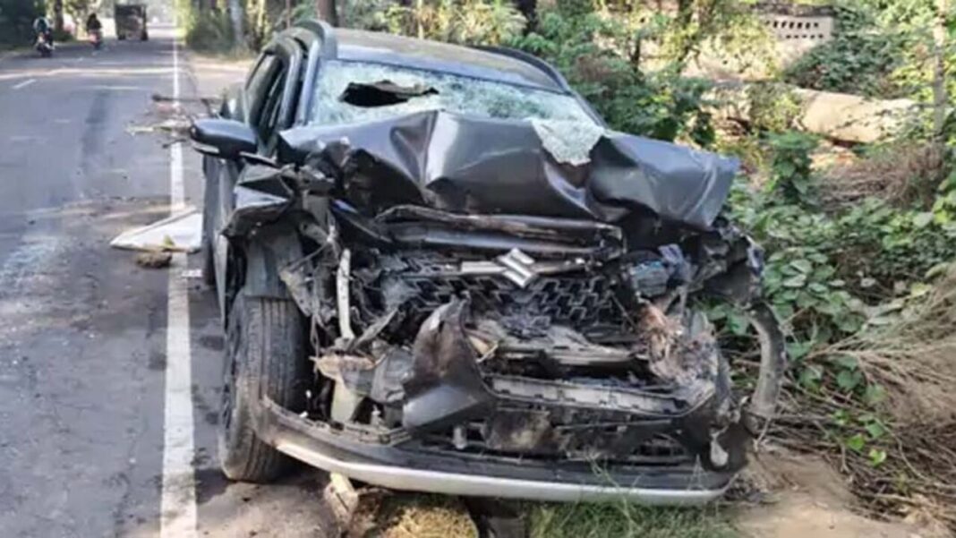 छाती में चोट लगने के कारण सूबे सिंह नीचे गिर गए। छाती में चोट लगने के कारण सूबे सिंह नीचे गिर गए।